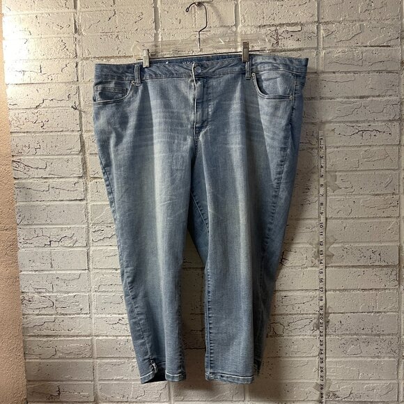 Westport Signature Fit Light Wash Capri Jeans – 24W - Picture 1 of 11